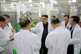金正恩視察平壤食品工廠，贊國產設備如美男子，強調農產品自給自足